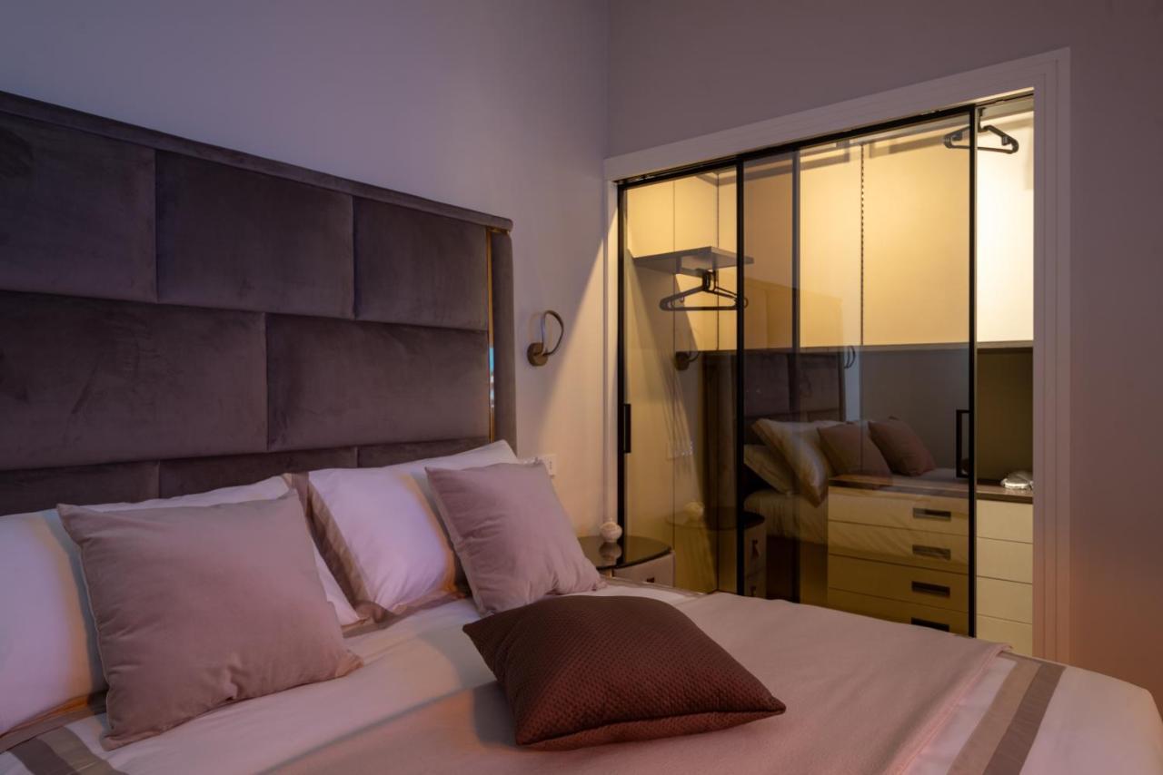 Domina-Boutique Apartment Napoli Bagian luar foto